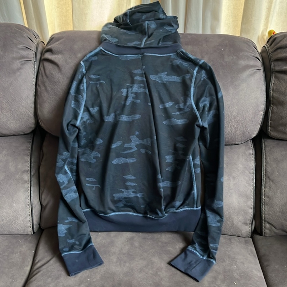 Lululemon Women’s Namaskar Zip hoodie jacketed, camo oil slick blue, size 4